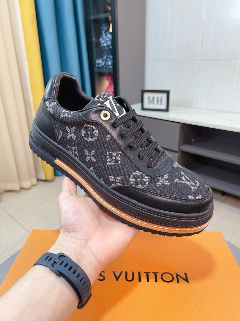 Louis Vuitton Monogram Low-Top Sneakers - Contrast Trim